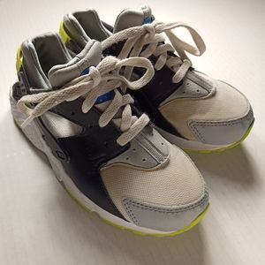 Nike Huaraches 
Size 13
